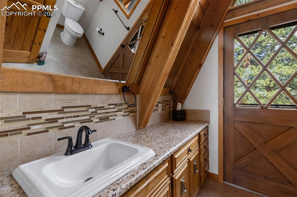 Image 19 of 50: Upper level bathroom shared by both bedrooms