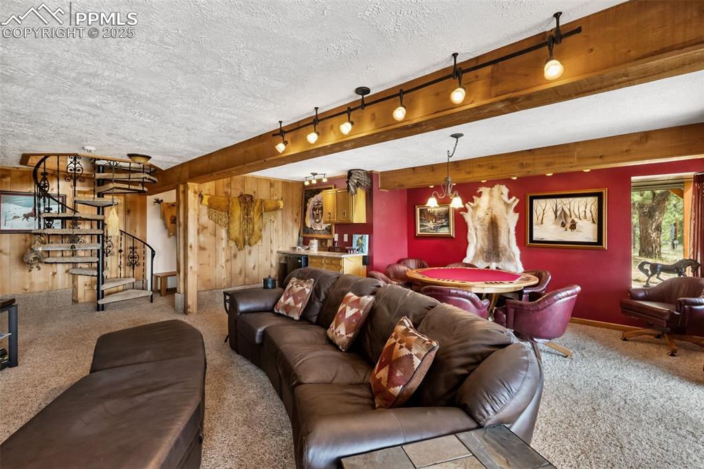 Image 25 of 50: Impeccably decorated throughout 