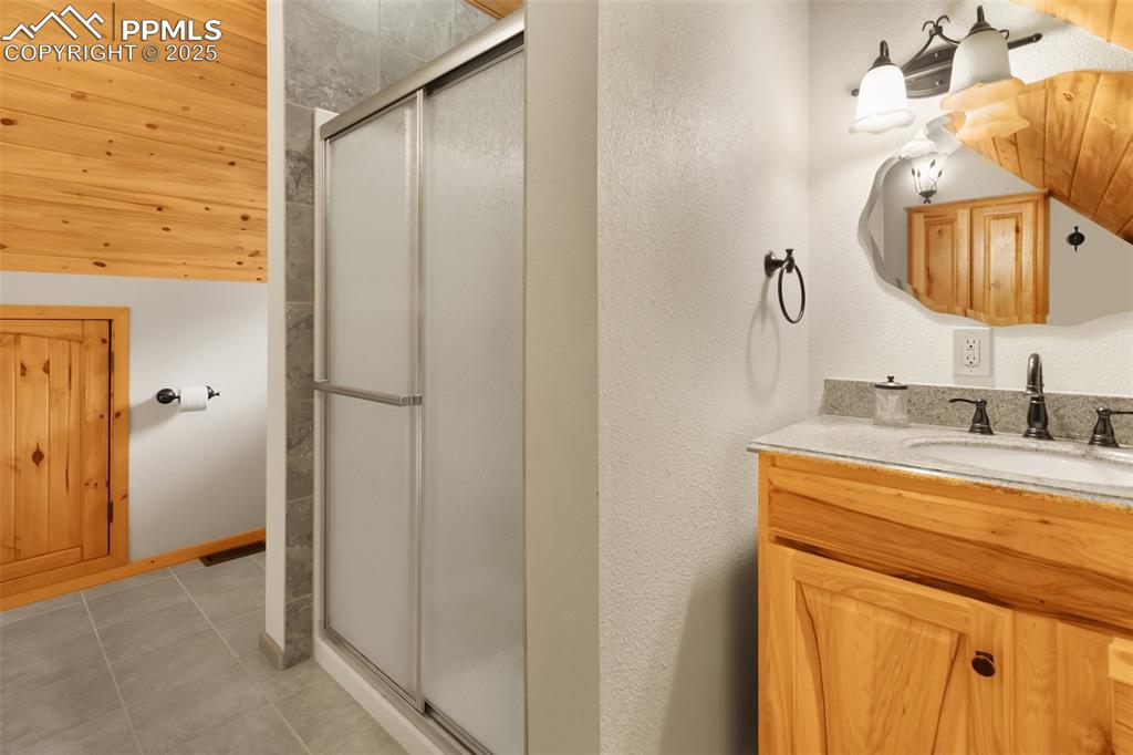 Image 30 of 50: large bath with storage in cabin 1