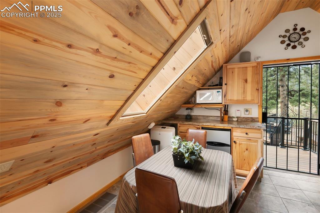 Image 31 of 50: dining area in cabin 1