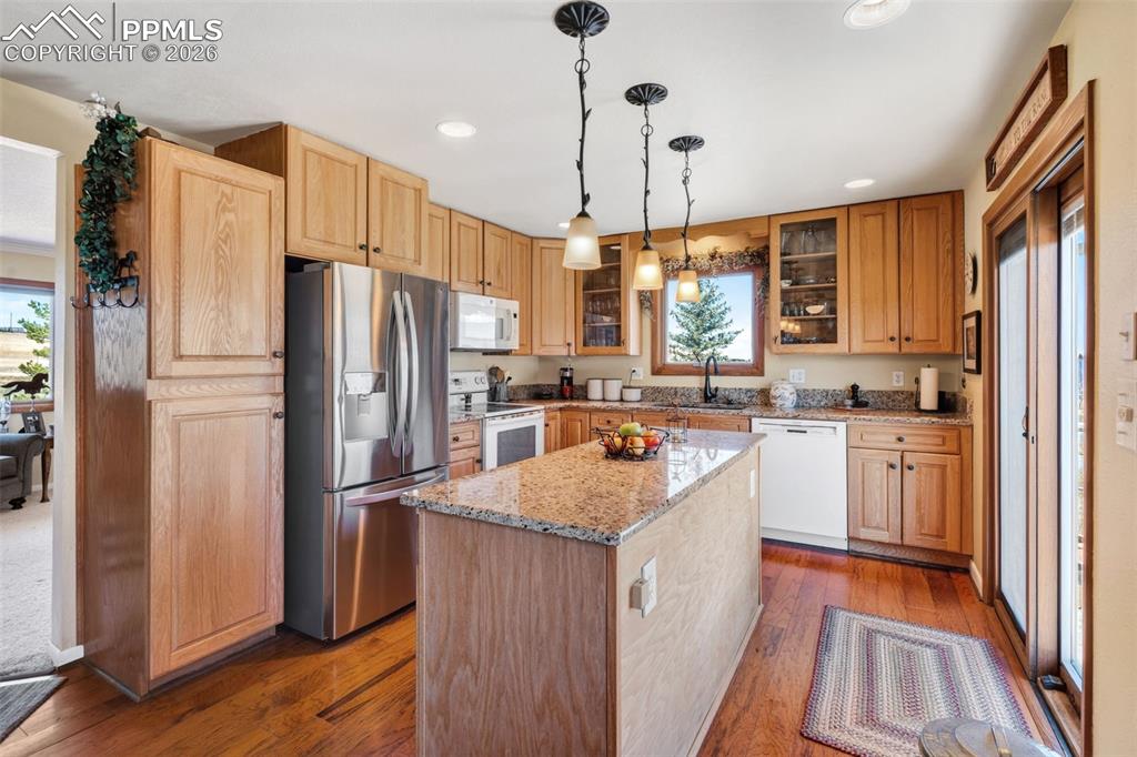 Image 7 of 49: Kitchen