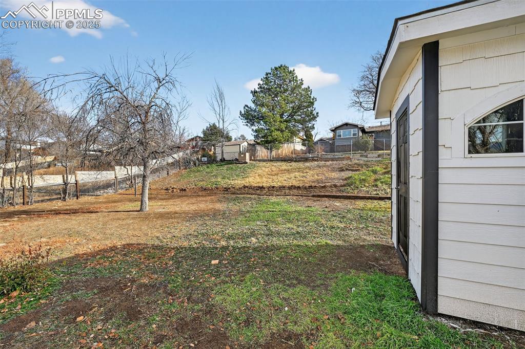 Image 25 of 29: Yard