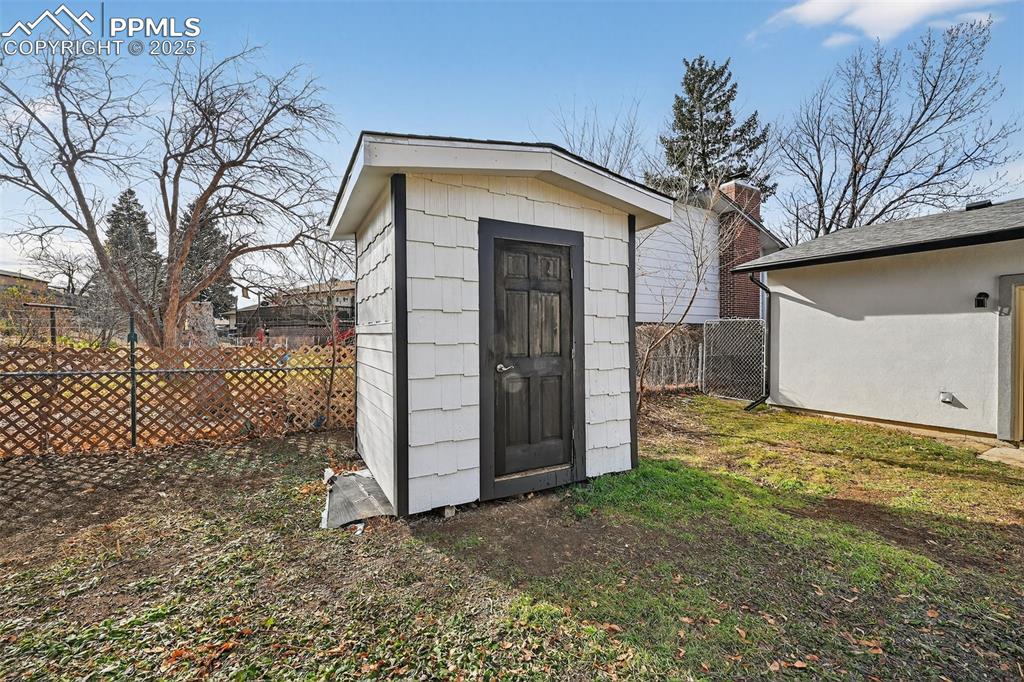 Image 26 of 29: Yard