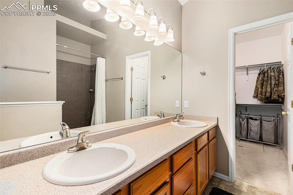 Image 12 of 24: Bathroom