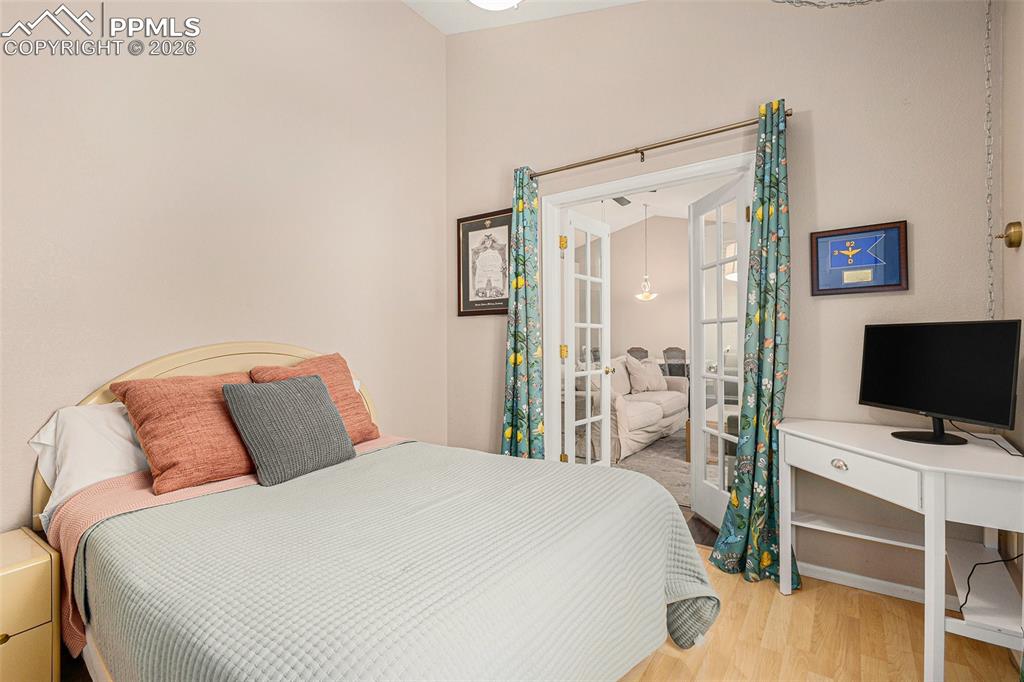 Image 14 of 24: Bedroom