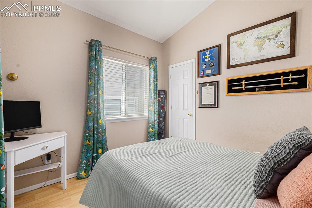 Image 15 of 24: Bedroom