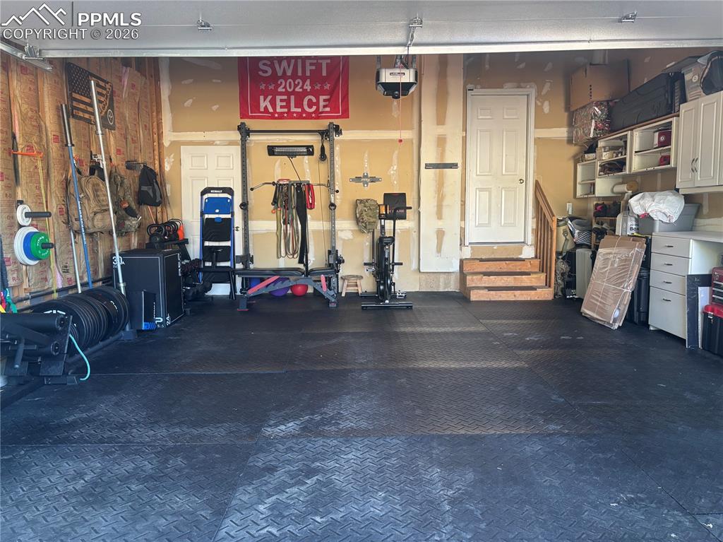 Image 20 of 24: Garage