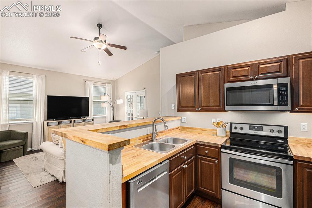 Image 7 of 24: Kitchen