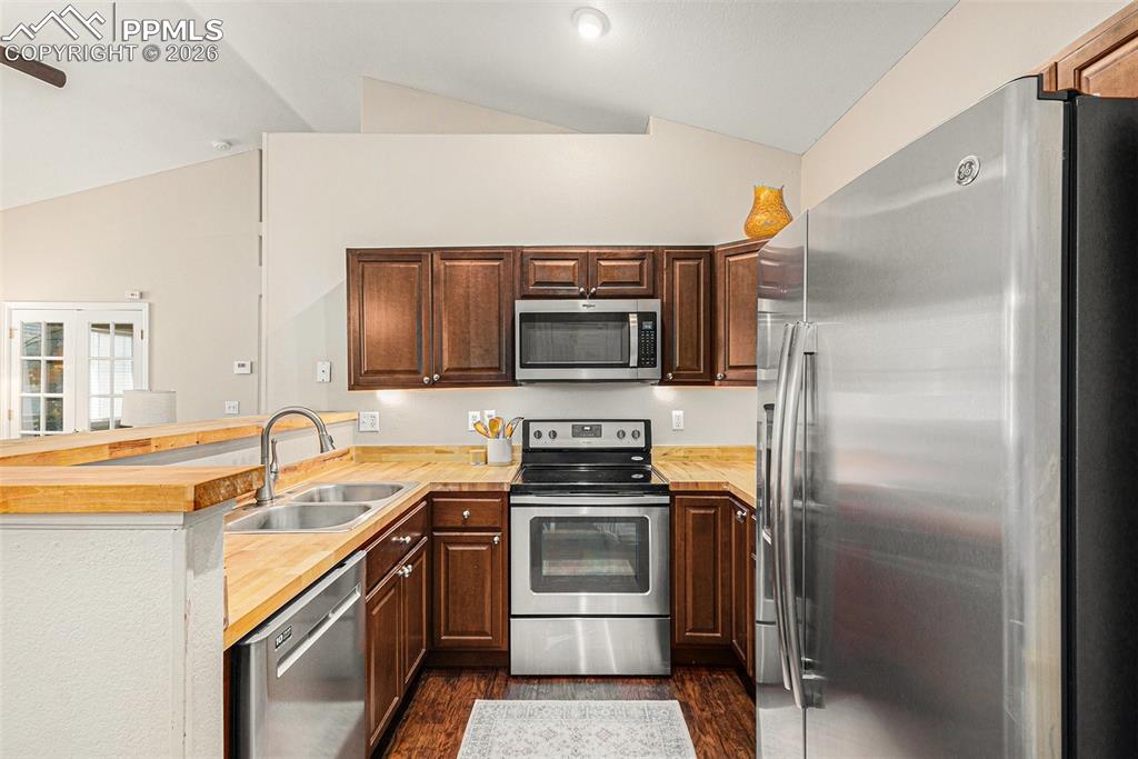 Image 8 of 24: Kitchen