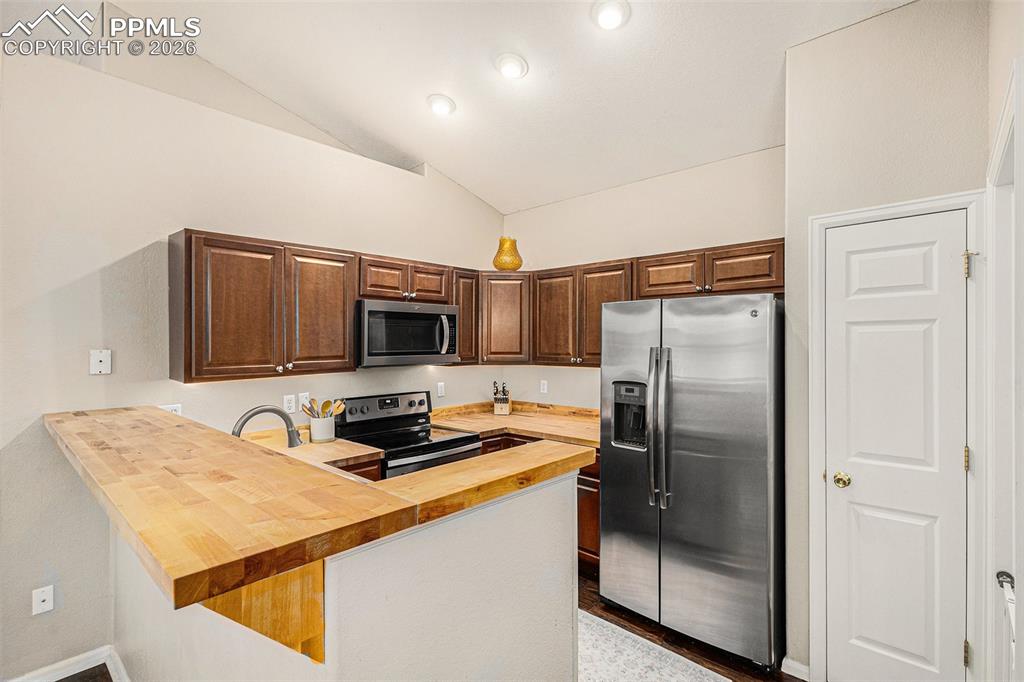 Image 9 of 24: Kitchen