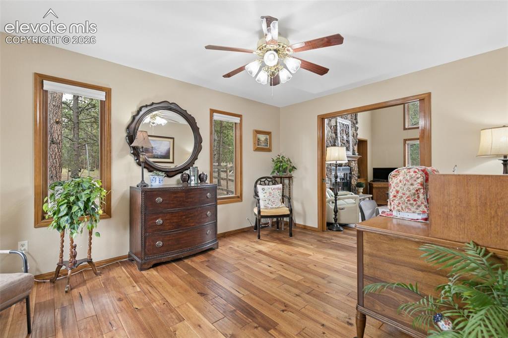 Image 18 of 50: Sitting Room
