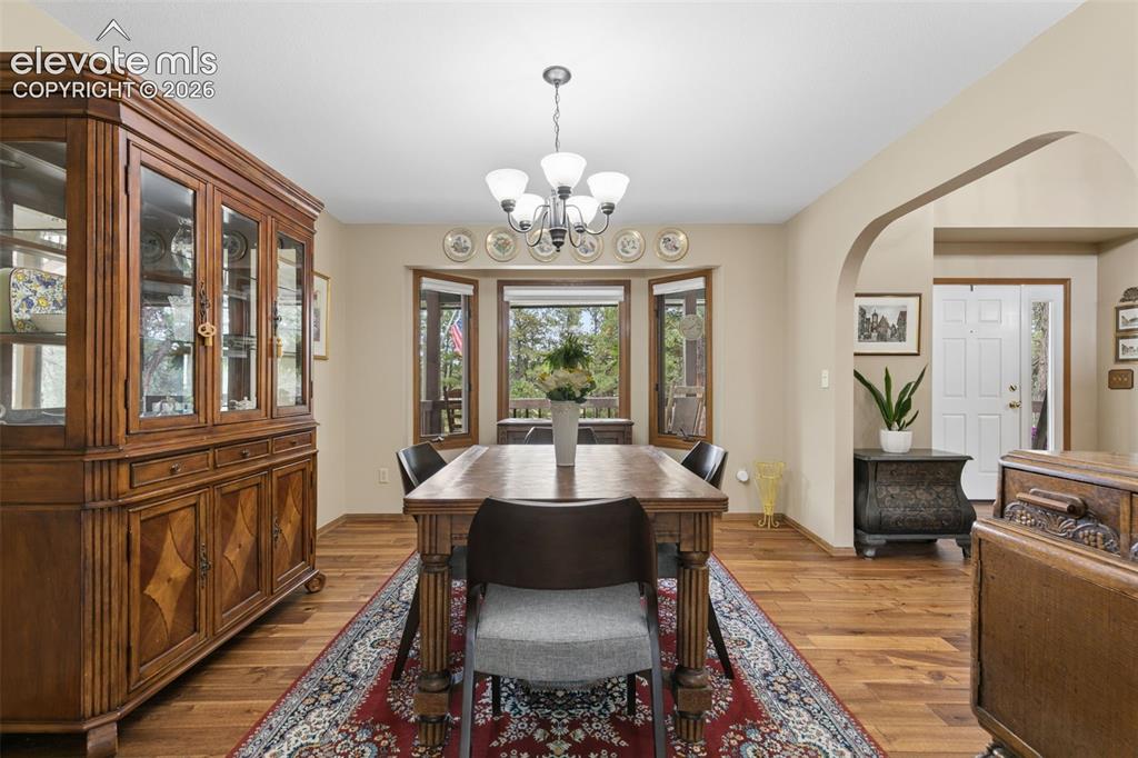 Image 21 of 50: Dining Area