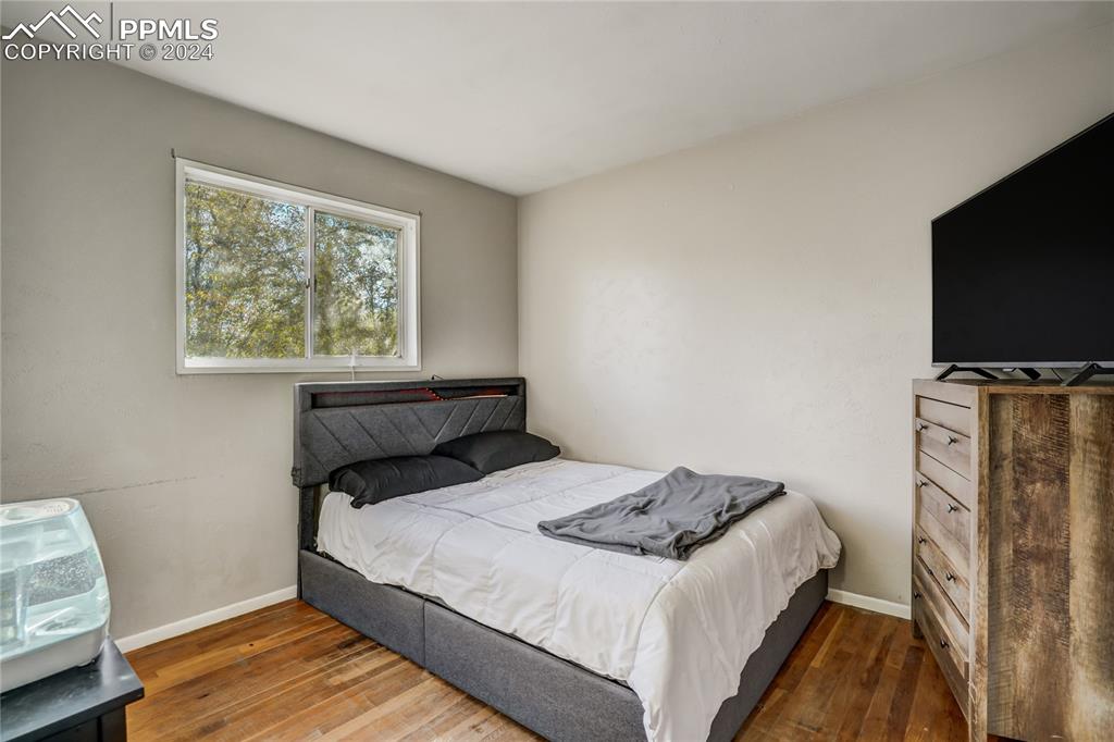 Image 17 of 48: Bedroom
