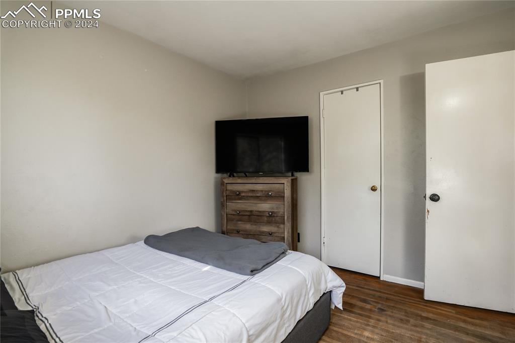 Image 18 of 48: Bedroom