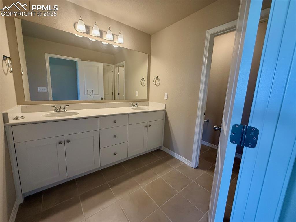 Image 11 of 19: Bathroom