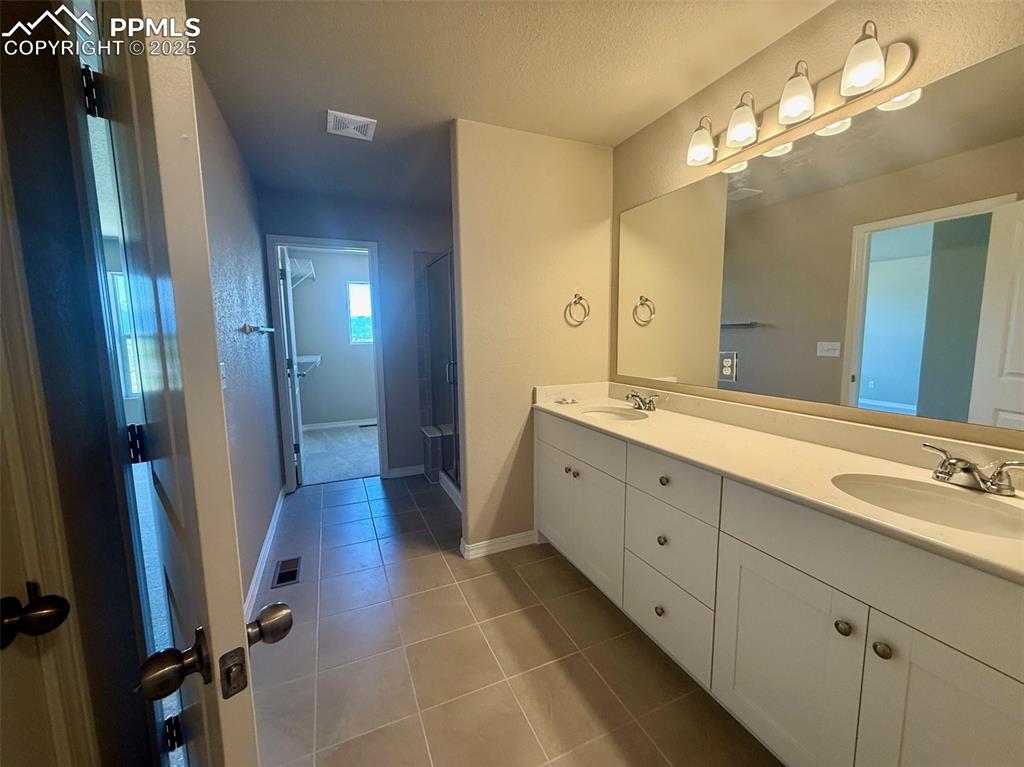 Image 12 of 19: Bathroom
