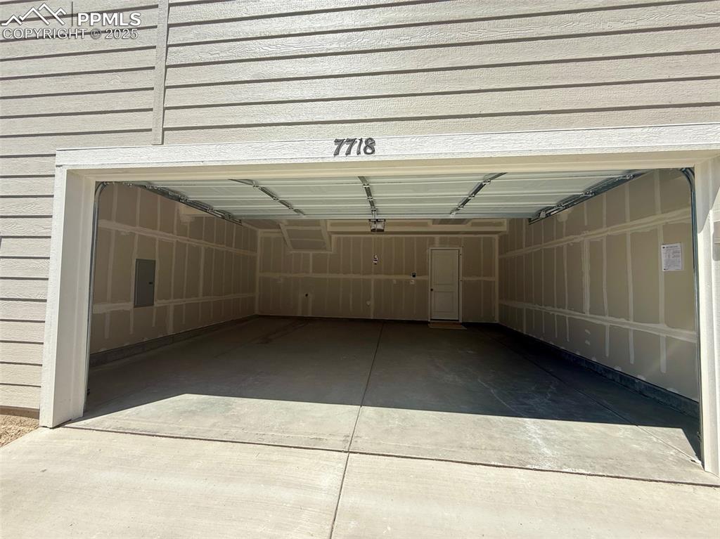 Image 19 of 19: Garage