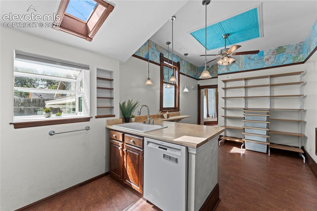Image 15 of 47: Kitchen