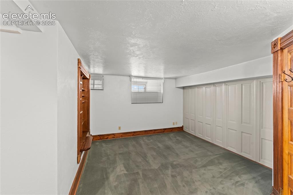 Image 41 of 47: Apartment bedroom