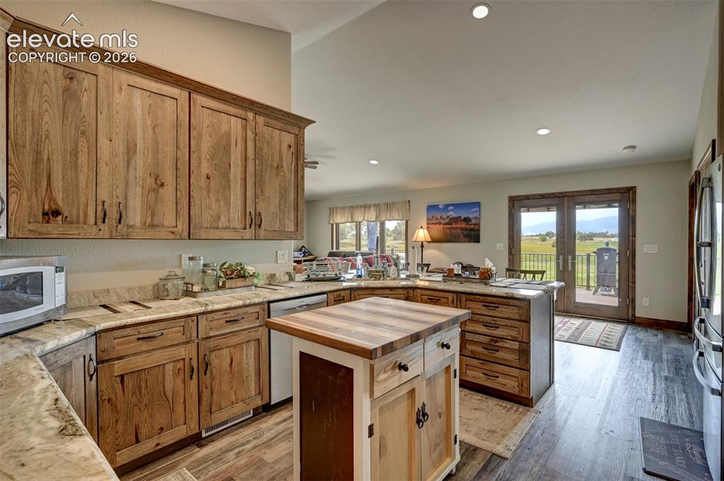 Image 10 of 42: Kitchen