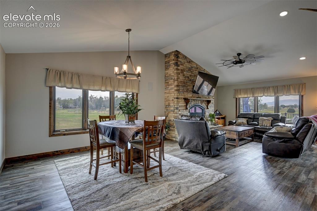 Image 16 of 42: Dining Area