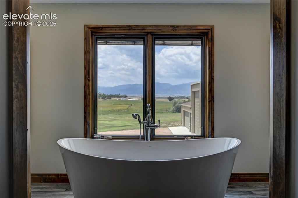 Image 20 of 42: Bathroom