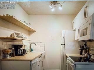 Image 10 of 21: Kitchen