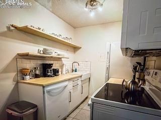 Image 11 of 21: Kitchen