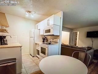 Image 8 of 21: Kitchen