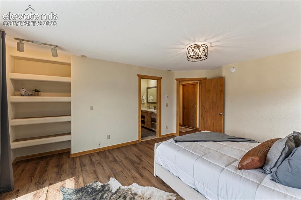 Image 15 of 40: Bedroom