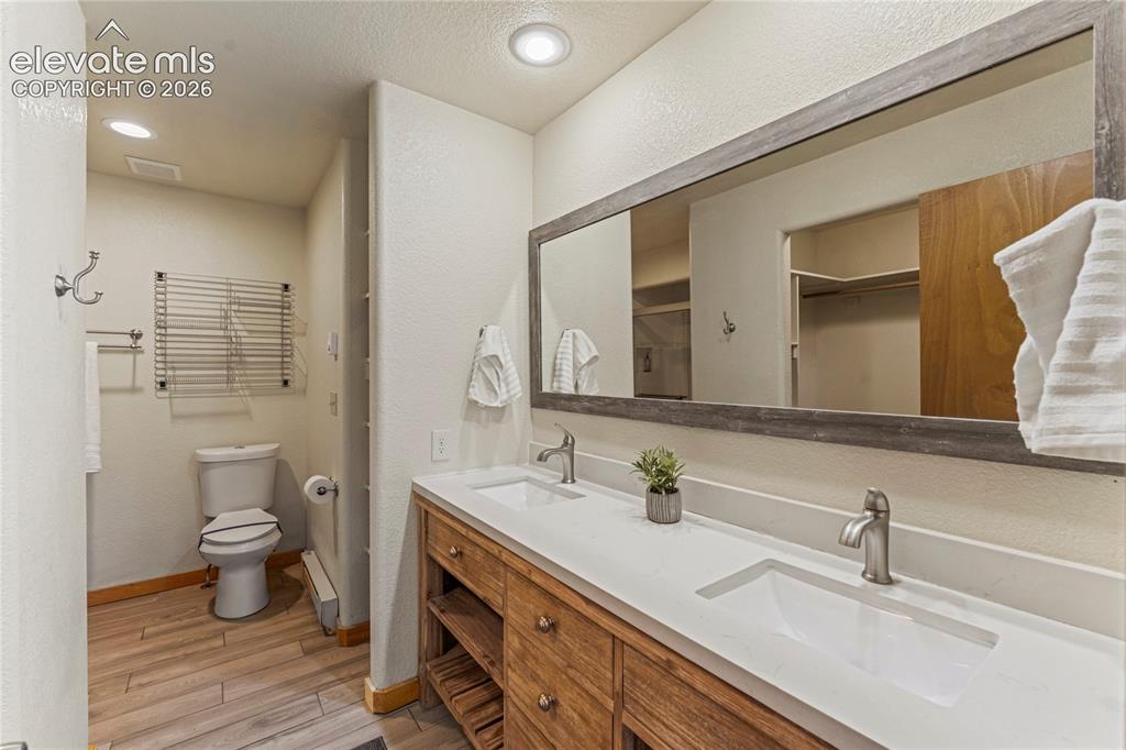 Image 16 of 40: Bathroom