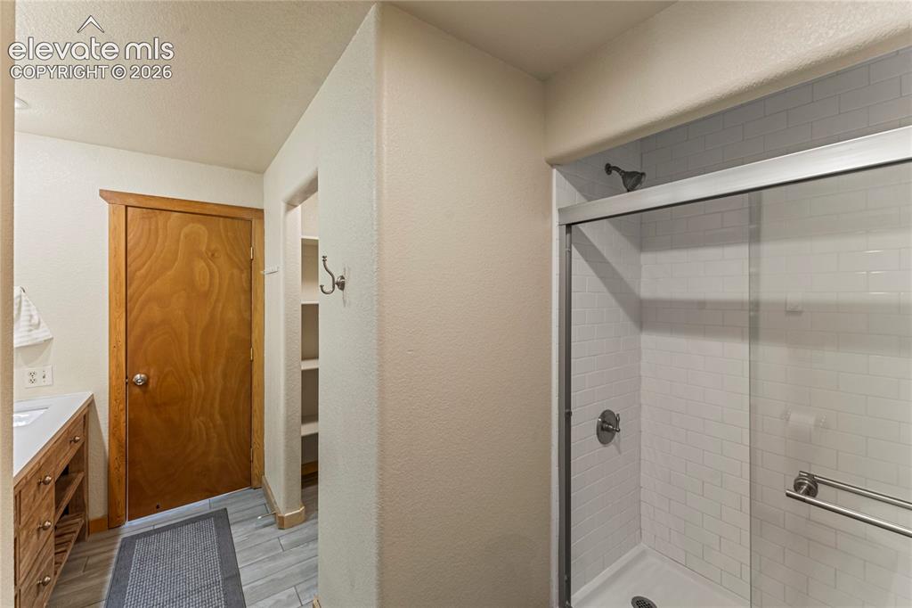 Image 18 of 40: Bathroom