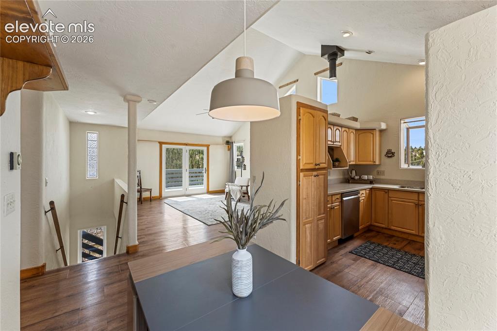 Image 5 of 40: Dining Area