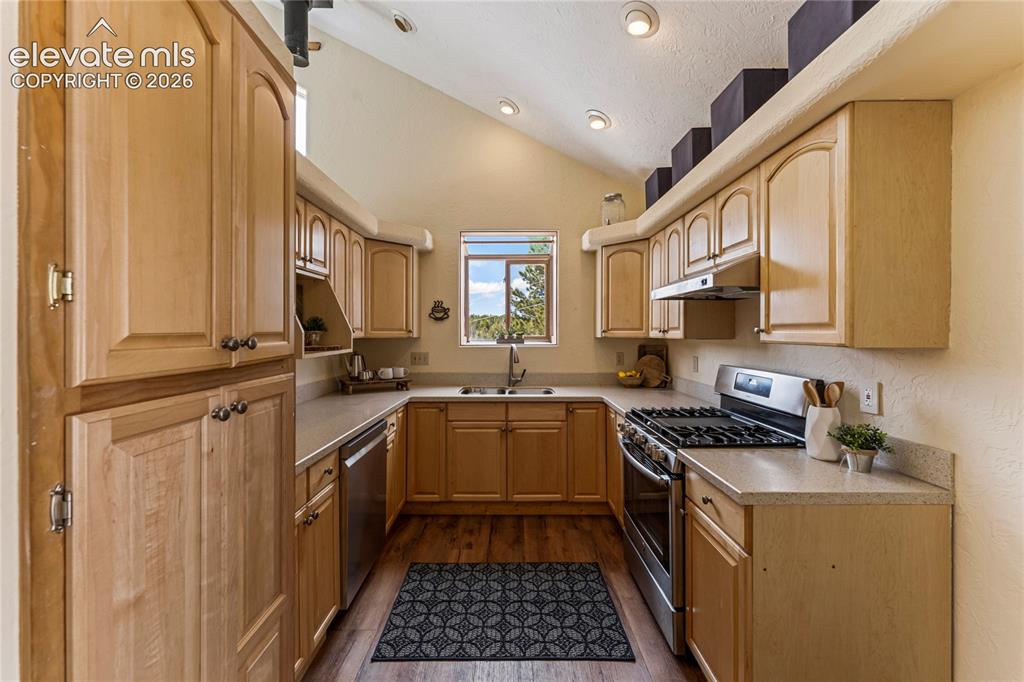 Image 6 of 40: Kitchen