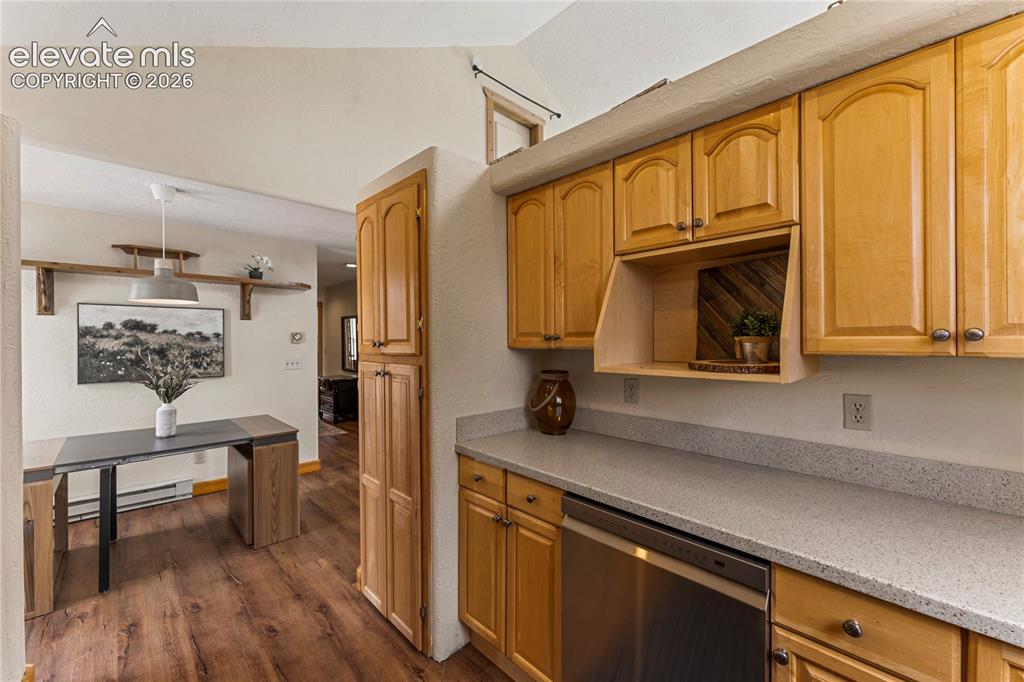 Image 7 of 40: Kitchen