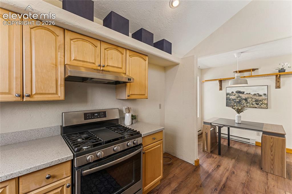 Image 8 of 40: Kitchen