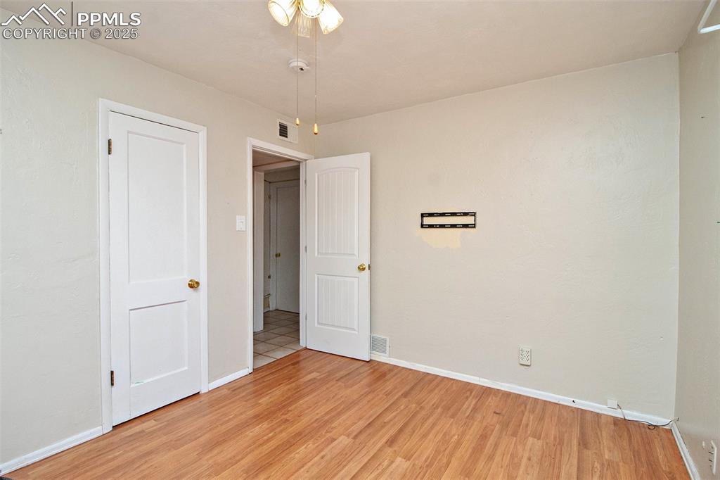 Image 19 of 33: Bedroom