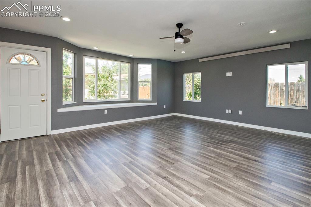 Image 23 of 33: Entry