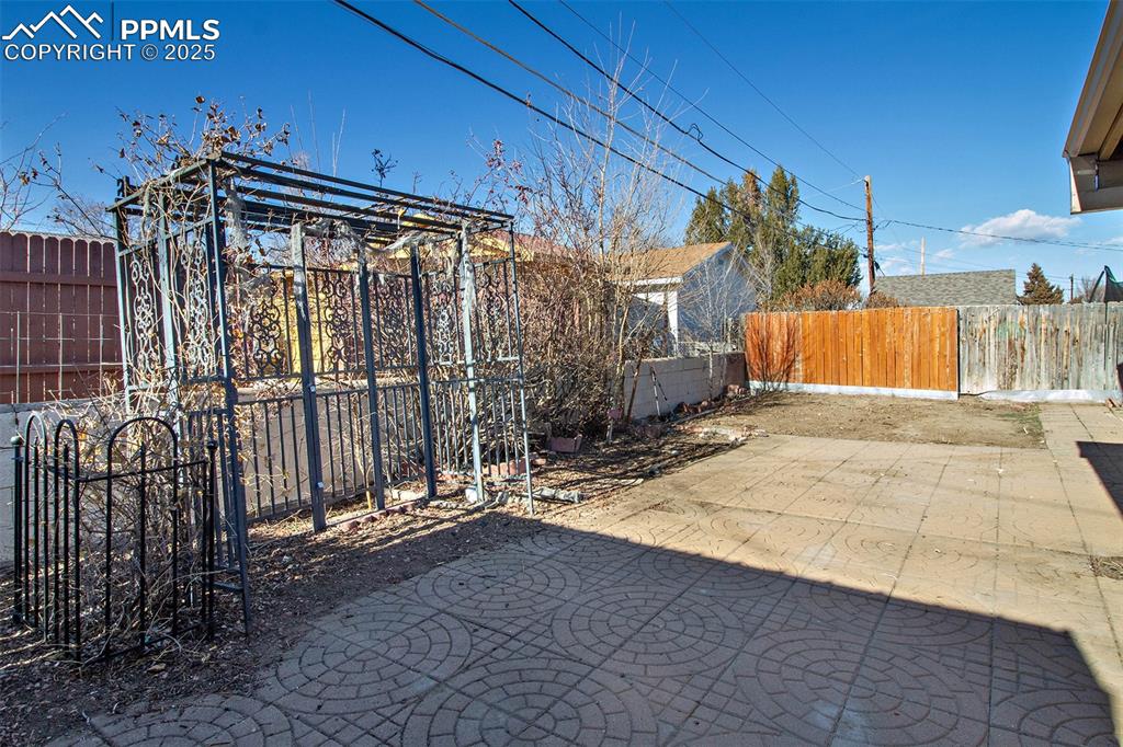 Image 28 of 33: Patio