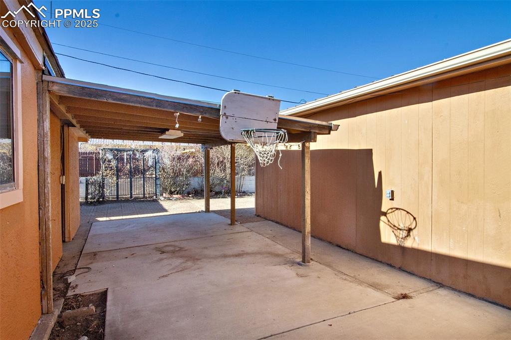 Image 30 of 33: Patio