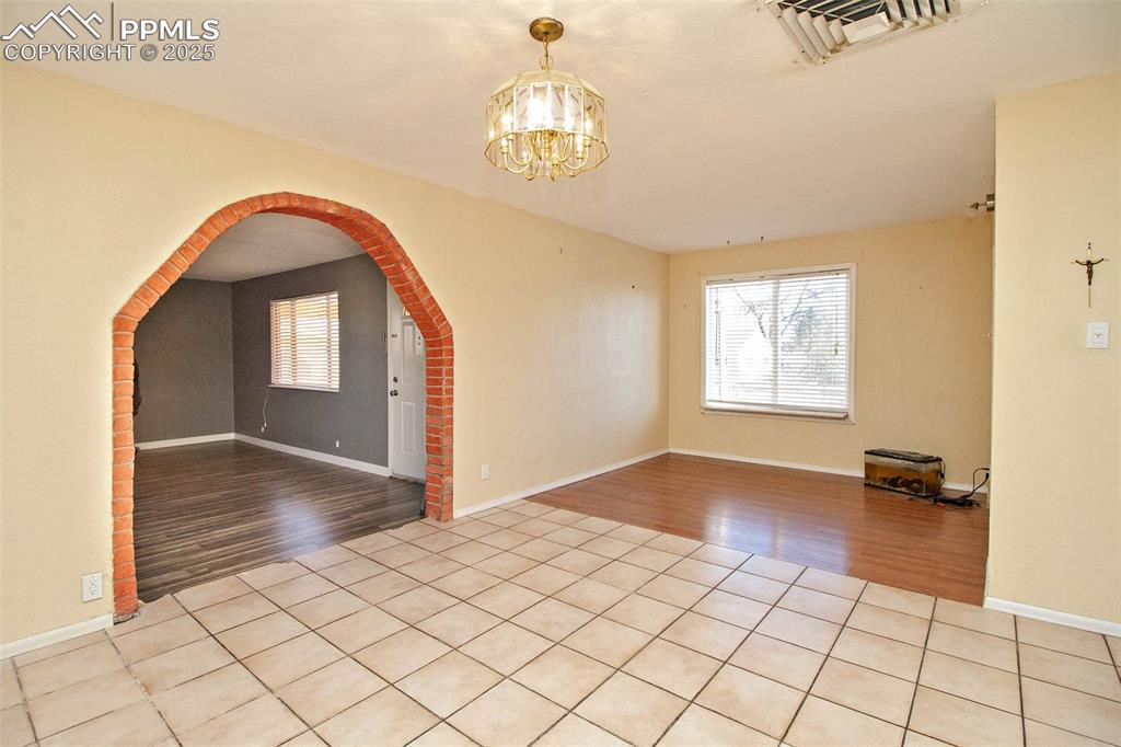 Image 5 of 33: Dining Area