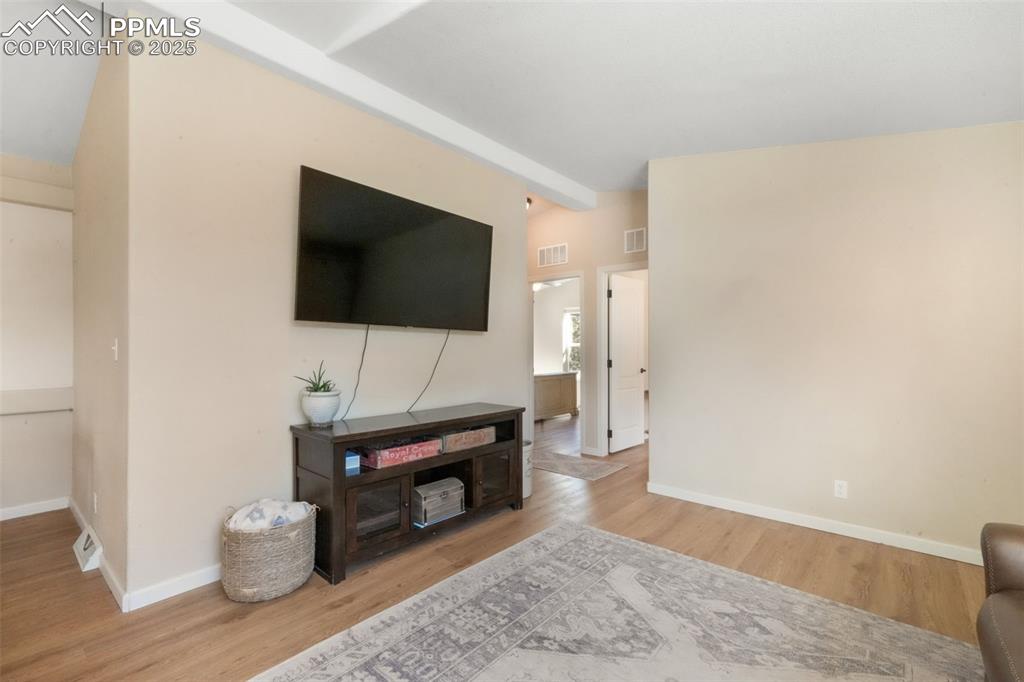 Image 22 of 50: Living Room