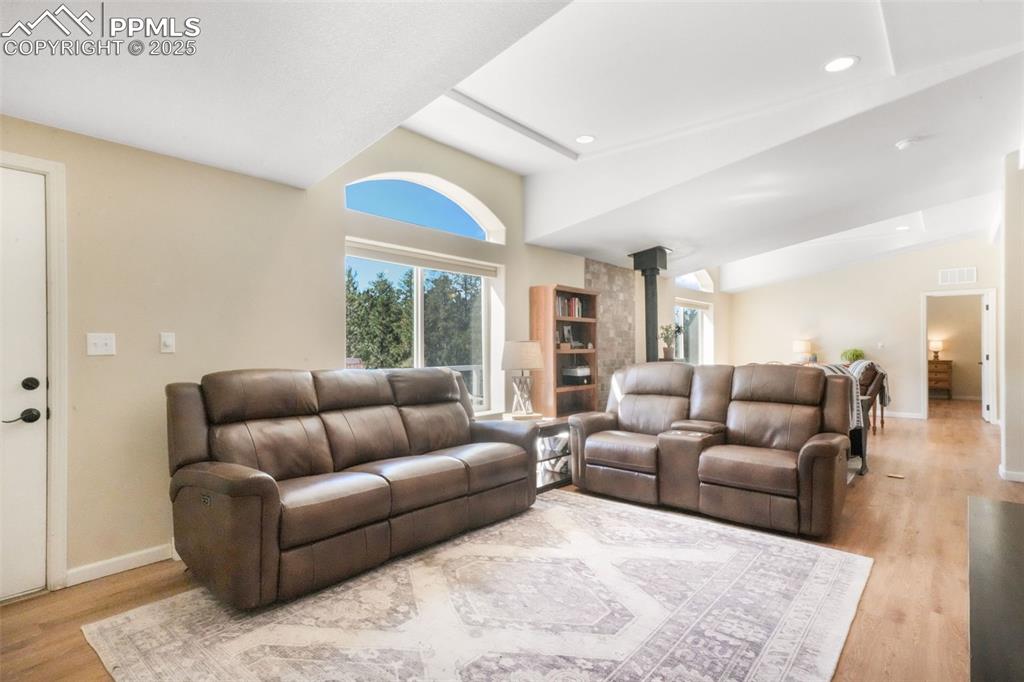 Image 23 of 50: Living Room