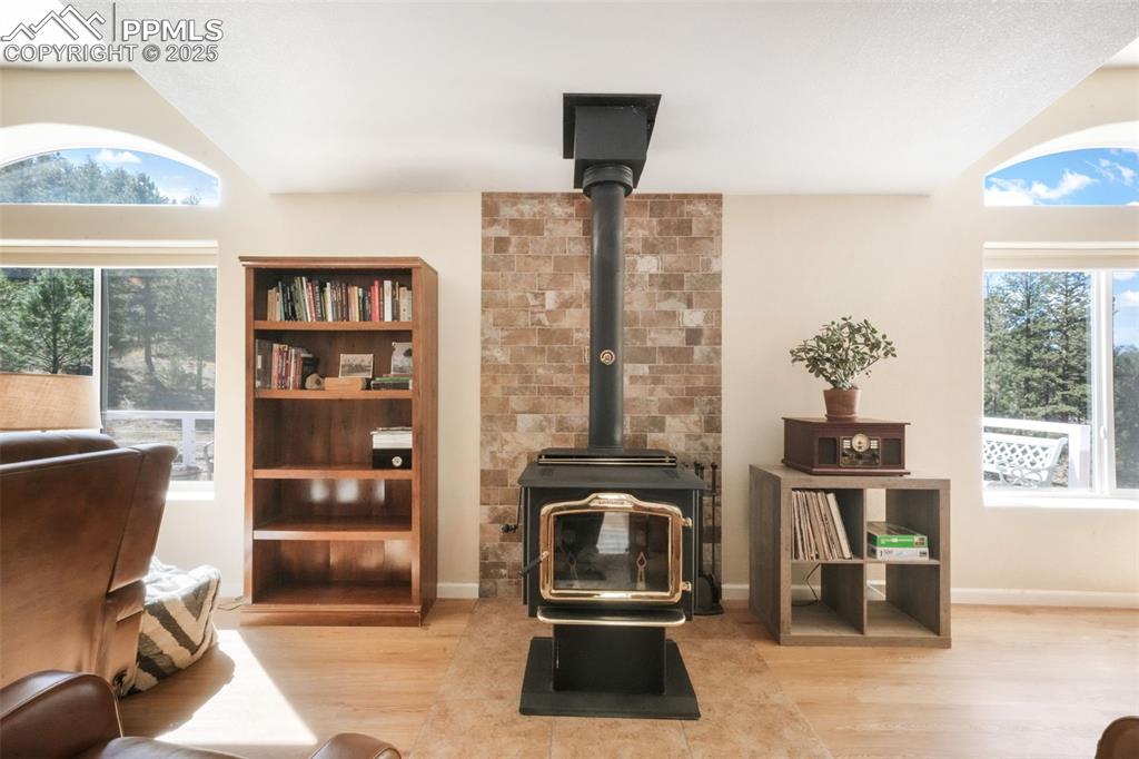 Image 25 of 50: Living Room