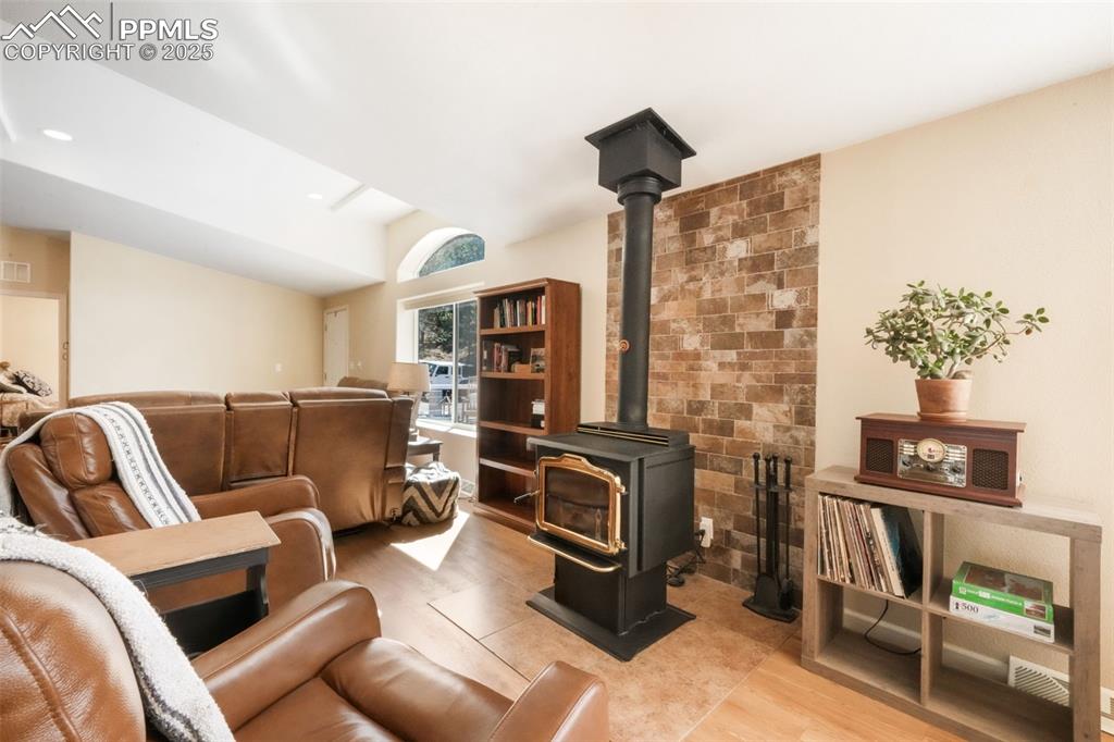 Image 26 of 50: Living Room