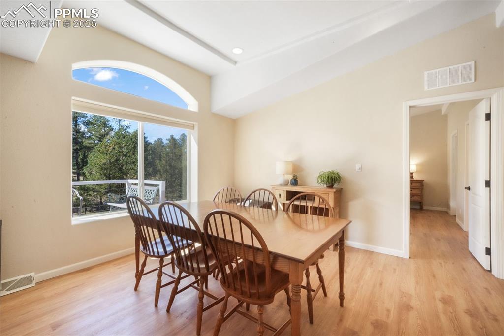 Image 33 of 50: Dining Area