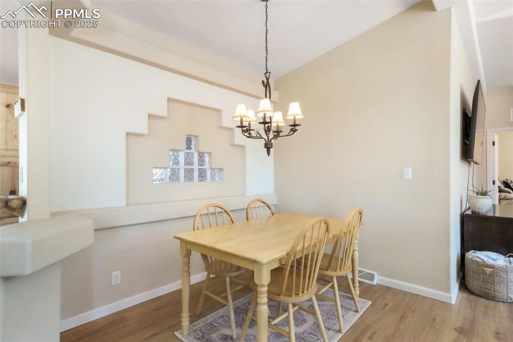 Image 34 of 50: Dining Area