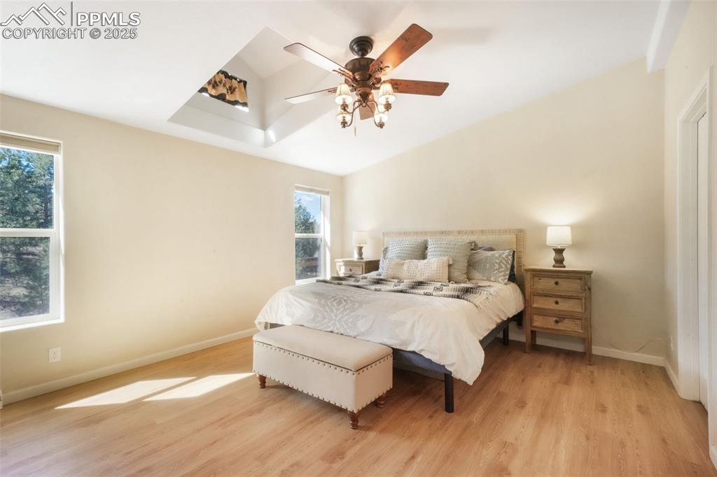 Image 35 of 50: Bedroom