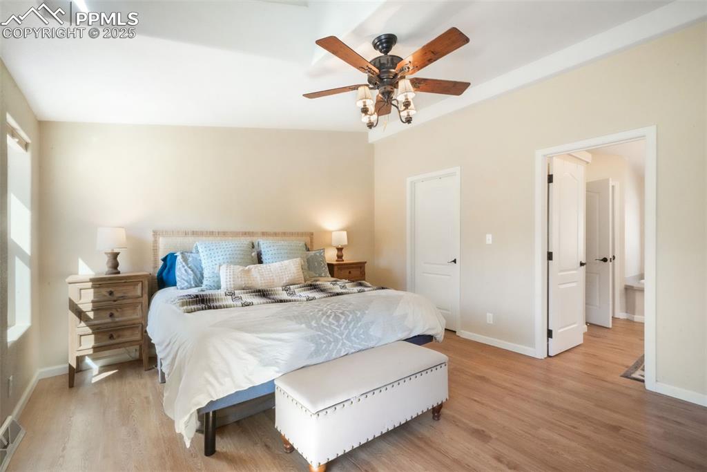 Image 36 of 50: Bedroom