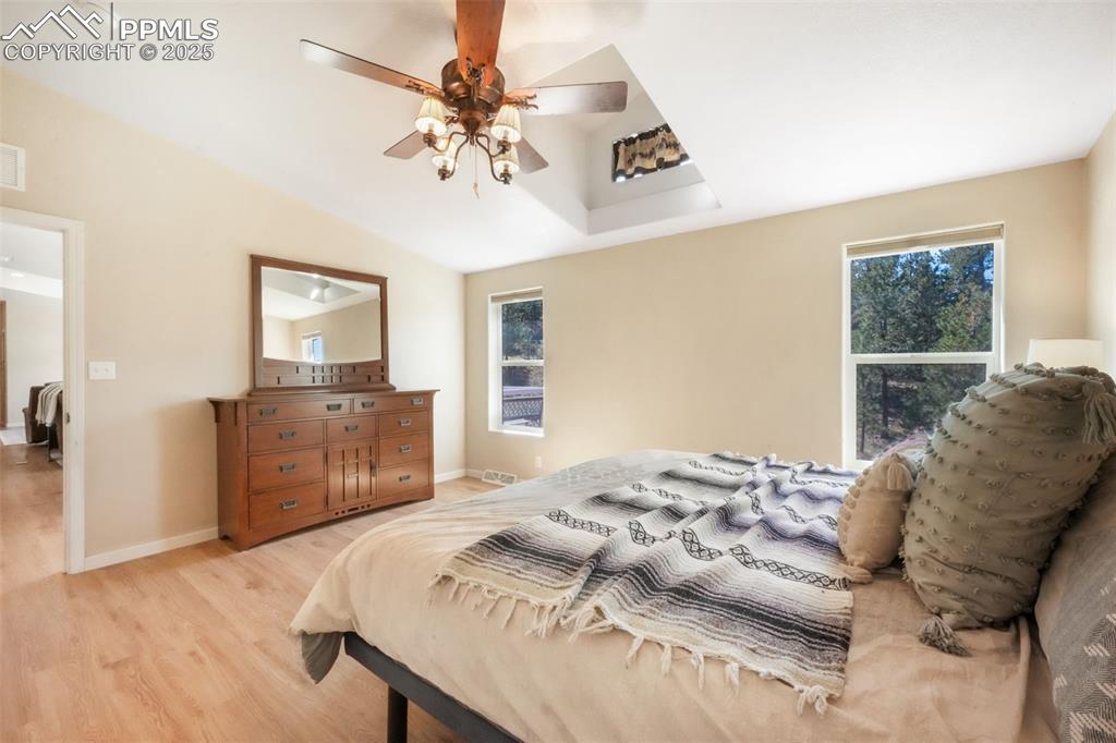 Image 37 of 50: Bedroom